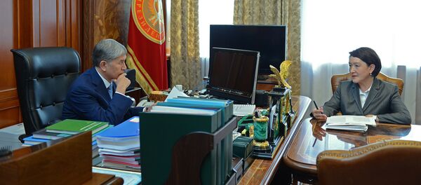 Президент Алмазбек Атамбаев и председатель Центральной комиссии по выборам и проведению референдумов Нуржан Шайлдабекова. Архивное фото - Sputnik Кыргызстан