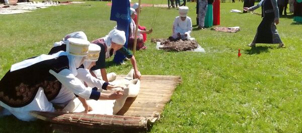 Участники фестиваля шырдака в Ат-Башинском районе Нарынской области - Sputnik Кыргызстан