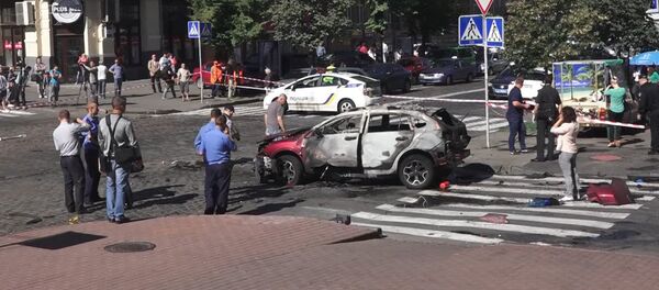 Кадры с места гибели журналиста Павла Шеремета при взрыве автомобиля в Киеве - Sputnik Кыргызстан