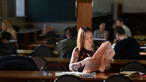 Студент в библиотеке. Архивное фото - Sputnik Кыргызстан