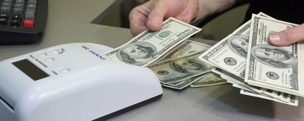 Проверка долларов на подлинность в пункте обмены валюты. Архивное фото - Sputnik Кыргызстан