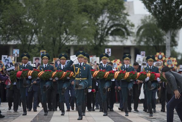 Улуттук гвардиянын аскерлери алгачкы ирет 1992-жылдын 20-июль күнү ант беришкен - Sputnik Кыргызстан