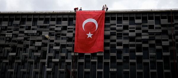 Люди с турецким флагом на здании в Стамбуле. Архивное фото Люди с турецким флагом на здании в Стамбуле. Архивное фото - Sputnik Кыргызстан