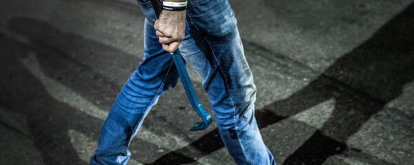 Мужчина с монтировкой в руке. Архивное фото - Sputnik Кыргызстан