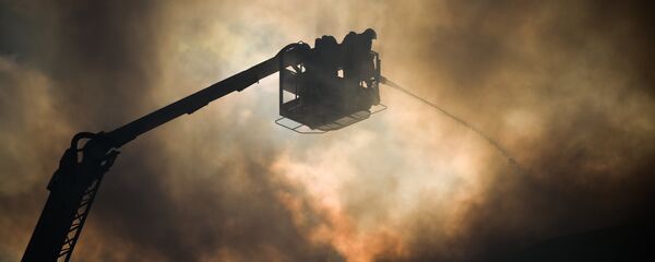 Сотрудники пожарной службы тушат возгорание. Архивное фото - Sputnik Кыргызстан