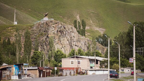 Автодорога в селе Гулчо в Алайском районе Ошской области. Архивное фото - Sputnik Кыргызстан