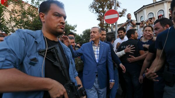 Президент Турции Тайип Эрдоган с телохранителями в Стамбуле, Турция. Архивное фото - Sputnik Кыргызстан