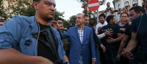 Президент Турции Тайип Эрдоган с телохранителями в Стамбуле, Турция. Архивное фото - Sputnik Кыргызстан