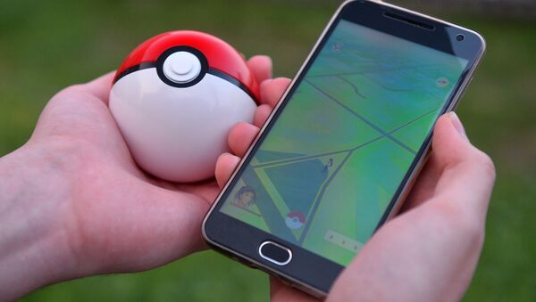 Игровое приложение Pokemon Go от компании Nintendo на экране мобильного телефона. - Sputnik Кыргызстан