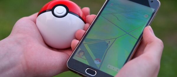 Архивное фото игрового приложения Pokemon Go от компании Nintendo на экране мобильного телефона - Sputnik Кыргызстан