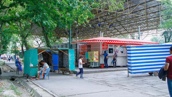 Люди на мини-рынке Айчурек возле ЦУМа в Бишкеке. Архивное фото - Sputnik Кыргызстан
