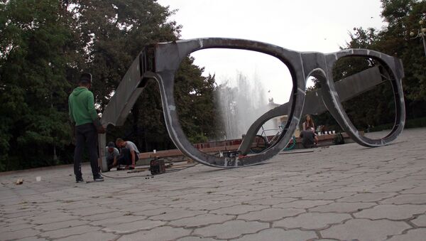 Установка арт-инсталляции Очки на аллее Молодежи в центре Бишкека - Sputnik Кыргызстан