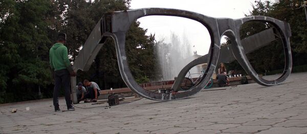 Установка арт-инсталляции Очки на аллее Молодежи в центре Бишкека - Sputnik Кыргызстан