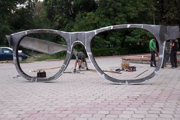 Установка арт-инсталляции Очки. Точка зрения на Аллее молодежи в центре Бишкека  - Sputnik Кыргызстан