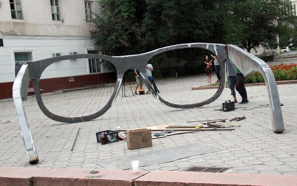 Проект был разработан группой художников DOXA art-group и представляет собой инсталляцию в виде ярких очков высотой 2 и шириной 6 метров. - Sputnik Кыргызстан