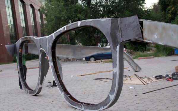 В центре Бишкека на аллее Молодежи начали установку арт-инсталляции Очки. Точка зрения - Sputnik Кыргызстан