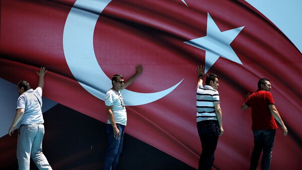 Мужчины занимают сценический фон во время проправительственной демонстрации в парке Сарачане в Стамбуле, Турция. Архивное фото - Sputnik Кыргызстан
