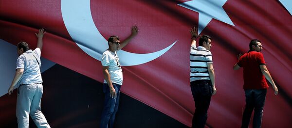 Мужчины занимают сценический фон во время проправительственной демонстрации в парке Сарачане в Стамбуле, Турция. Архивное фото - Sputnik Кыргызстан