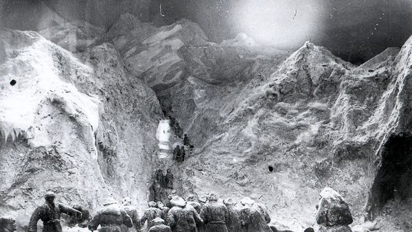 Бегство кыргызов от карательных экспедиций  в Китай через Тянь-Шаньские горы в 1916 году - Sputnik Кыргызстан