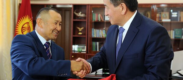 Премьер-министр Сооронбай Жээнбеков принял экс-депутата Бишкекского горкенеша Союзбека Салиева, планирующего совершить кругосветный перелет с государственным флагом КР - Sputnik Кыргызстан
