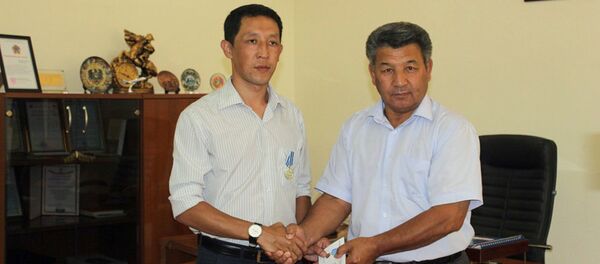 Вручение медали За спасение утопающего Мирлану Токтошеву - Sputnik Кыргызстан