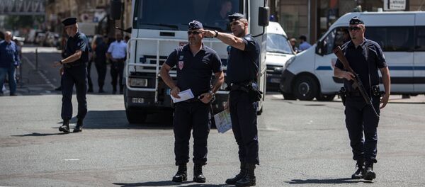 Сотрудники правоохранительных органов на улицах Парижа. Архивное фото - Sputnik Кыргызстан