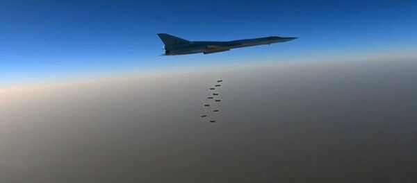 Дальний бомбардировщик ВКС РФ Ту-22м3 во время нанесения бомбовых авиаударов по объектам ИГ. Архивное фото - Sputnik Кыргызстан