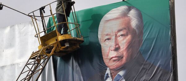 Предвыборный плакат кандидата в президенты КР Кубатбека Байболова. Архивное фото Предвыборный плакат кандидата в президенты КР Кубатбека Байболова. Архивное фото - Sputnik Кыргызстан
