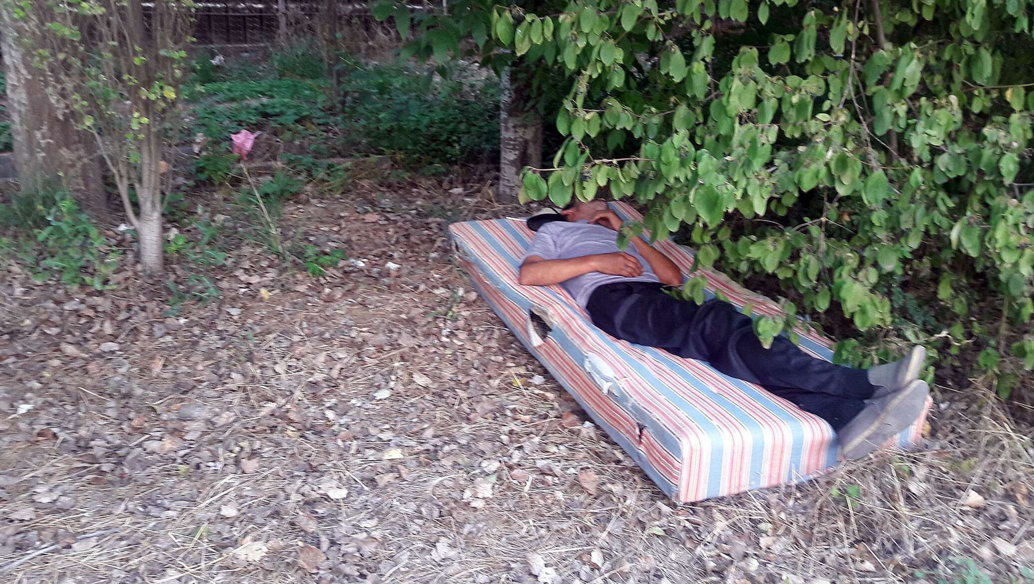 Лежать в постели на улице