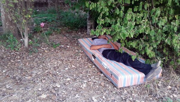 Мужчина без определенного места жительства (бомж) спит на матраце в центре столицы - Sputnik Кыргызстан