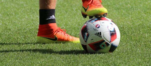 Футболист с мячом. Архивное фото - Sputnik Кыргызстан