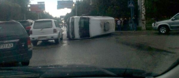 Перевернувшийся пассажирский бус в южной части столицы - Sputnik Кыргызстан