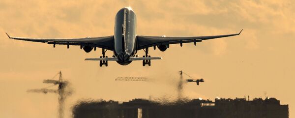 Архивное фото самолета, который совершает взлет с аэропорта Архивное фото самолета, который совершает взлет с аэропорта - Sputnik Кыргызстан