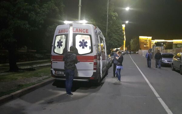 Один из спасателей повредил ногу и его уже увезла карета скорой помощи. - Sputnik Кыргызстан