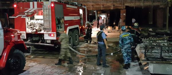 Сотрудники МЧС на месте пожара в Историческом музее, расположенного на центральной площади Бишкека. - Sputnik Кыргызстан
