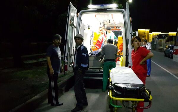 Сотрудники скорой помощи помогают пострадавшим около Исторического музея, где было возгарание - Sputnik Кыргызстан