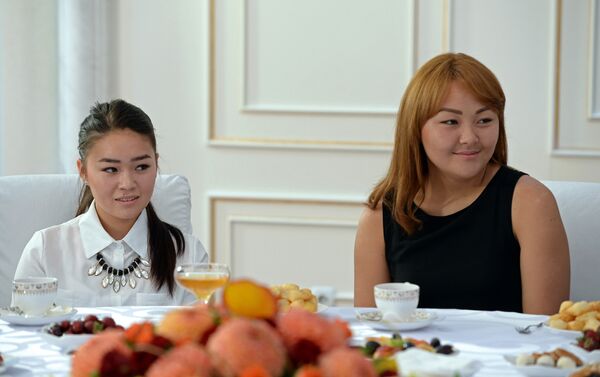 По итогам встречи глава государства передал женской сборной сертификат на 300 тысяч сомов и пожелал дальнейших успехов всем девушкам - Sputnik Кыргызстан