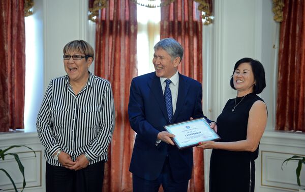 Президент Кыргызстана Алмазбек Атамбаев во время вручения - Sputnik Кыргызстан