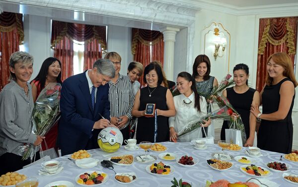 Президент Алмазбек Атамбаев жана футбол боюнча дүйнө биринчилигинде 2-орунду ээлеген кыздардын курама командасы - Sputnik Кыргызстан