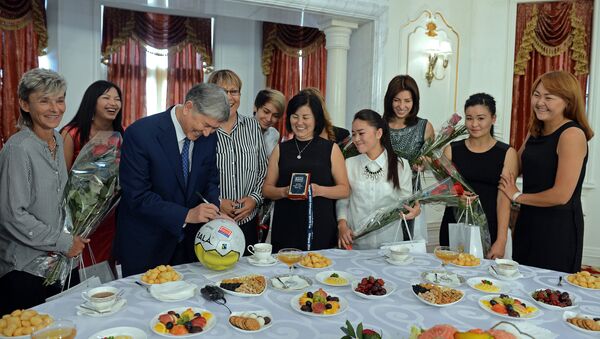 Президент Алмазбек Атамбаев футбол боюнча дүйнө биринчилигинде 2-орунду ээлеген кыздардын курама командасын кабыл алды. - Sputnik Кыргызстан