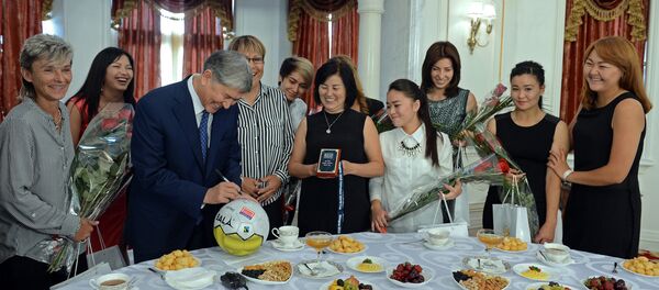 Президент Кыргызской Республики Алмазбек Атамбаев принял женскую сборную страны по уличному футболу, которая заняла второе место на чемпионате мира, прошедшем в Шотландии - Sputnik Кыргызстан