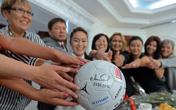 Автограф президента на футбольном мяче - Sputnik Кыргызстан