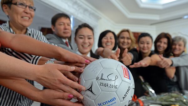 Встреча президента Кыргызской Республики Алмазбека Атамбаева и женской сборной страны по уличному футболу - Sputnik Кыргызстан