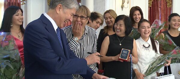 Атамбаев давал автограф и поздравлял сборную КР по уличному футболу - Sputnik Кыргызстан