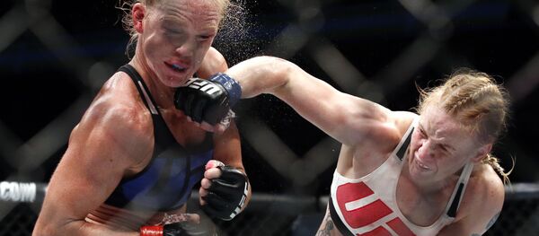 Кыргызстандык тайбоксчу Валентина Шевченко жана АКШлык атаандашы тайбоксер Холли Холм менен беттеште - Sputnik Кыргызстан