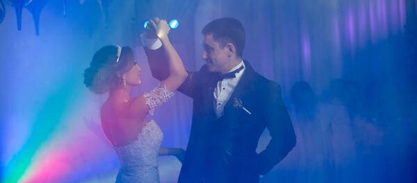 Жених и невеста во время свадебного мероприятия. Архивное фото - Sputnik Кыргызстан