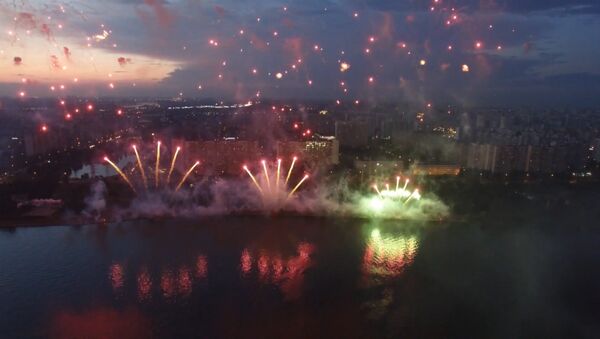 Грандиозное шоу фейерверков на фестивале Ростех в Москве. Съемка с дрона - Sputnik Кыргызстан