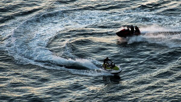 Отдыхающие катаются на водных мотоциклах. Архивное фото - Sputnik Кыргызстан