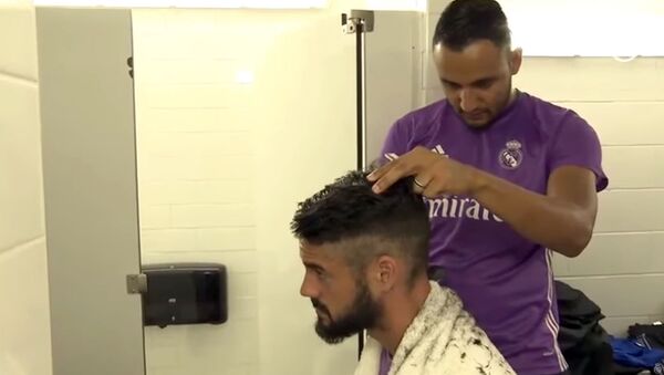 Вратарь Реала Навас подрабатывает парихмахером для футболистов - Sputnik Кыргызстан