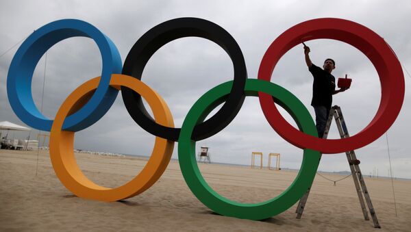 Человек раскрашивает олимпийские кольца. Архивное фото - Sputnik Кыргызстан